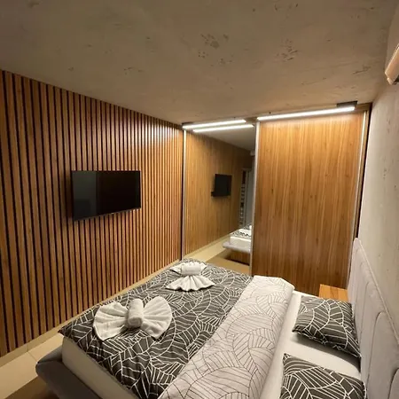 Leo Lux 1 Apartment