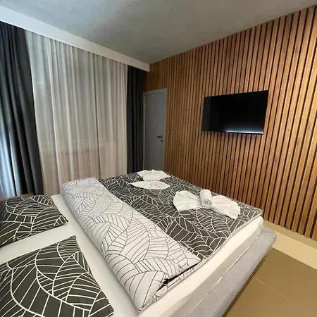 Leo Lux 1