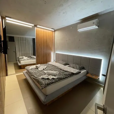 Leo Lux 1 Apartment